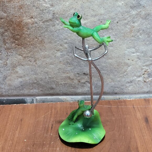 Stress Reliever Pendulum Swinging Frog On Lily Pad Resin - Picture 1 of 11